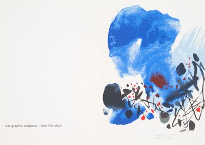 une photo d'un tableau bleu et noir accroché à un mur blanc