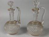 paire de carafes anciennes en cristal taillé, ornées de bordures dorées