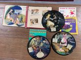 plusieurs livres pour enfants posés sur une table en bois sur laquelle se trouve une horloge