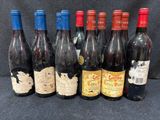 plusieurs bouteilles de vin sont alignées sur une table
