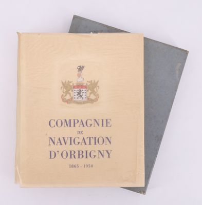 deux livres posés l'un sur l'autre sur une surface blanche