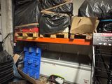 une pile de cartons et d'autres objets dans un garage