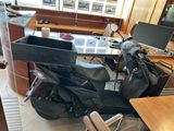 une moto qui se trouve dans une pièce, à côté d'un bureau
