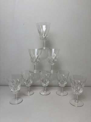 un grand nombre de verres à vin posés sur une table