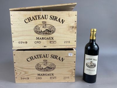 deux bouteilles de vin sont posées l'une à côté de l'autre sur une table
