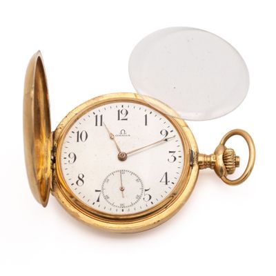montre de poche posée sur une surface blanche, sur fond blanc