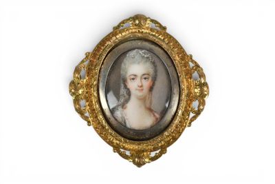portrait d'une dame dans un cadre doré, vêtue d'une robe blanche