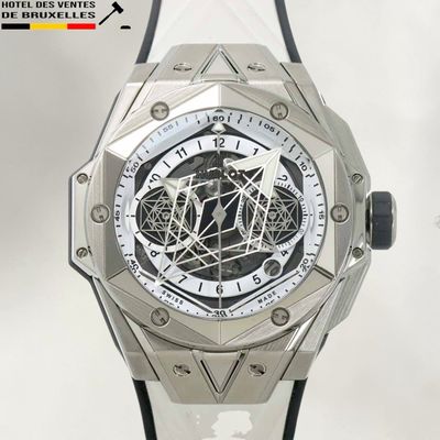 gros plan d'une montre sur fond blanc