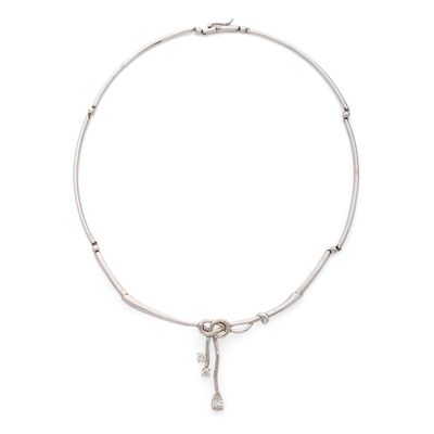 un gros plan d'un collier en argent orné d'une clé
