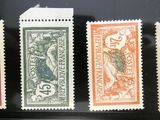 quatre timbres différents exposés dans une vitrine