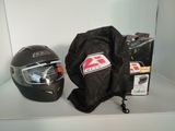 un casque et un sac posés sur une étagère