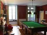 une table de billard au milieu d'un salon