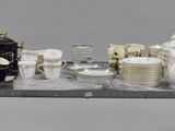 une table sur laquelle se trouvent beaucoup de plats et de tasses
