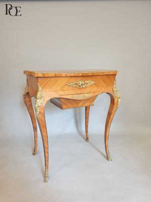 Table travailleuse en placage de bois de rose, le plateau de… - Photo 1