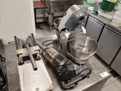 une photo d'une cuisine avec un mixeur et d'autres ustensiles de cuisine