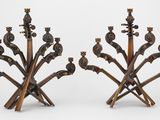 paire de bougeoirs en laiton ornés d'oiseaux et de fleurs