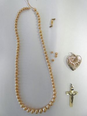 un assortiment de bijoux comprenant un collier, des boucles d'oreilles et une croix