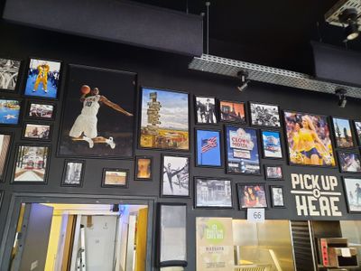 une photo d'un mur recouvert de photos de basketteurs