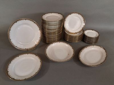 beaucoup d'assiettes empilées les unes sur les autres