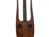 un vieil instrument de musique en bois sur fond blanc