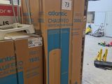de nombreux cartons empilés les uns sur les autres dans un entrepôt