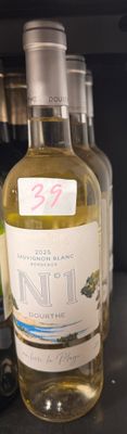 plusieurs bouteilles de vin posées sur une étagère à côté d'une bouteille de vin