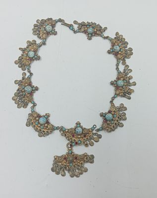 gros plan d'un collier sur une table à fond blanc