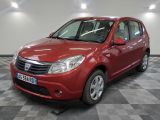 la petite voiture rouge est garée dans une grande pièce