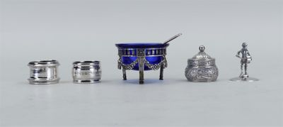 des figurines en argent de différentes tailles et formes sur un fond blanc