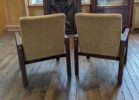 Paire de fauteuils en bois naturel mouluré, travail Scandina… (photo 5)