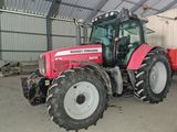 un tracteur garé dans un bâtiment