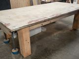 une table placée au milieu d'une pièce
