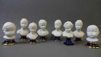 Ensemble de huit poupons, bustes de fillettes ou garçonnets en biscuit - Photo 1