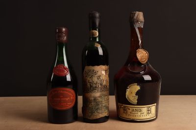trois bouteilles de vin posées sur une table l'une à côté de l'autre