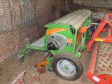 une photo d'un tracteur garé dans une grange