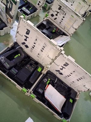 de nombreux appareils électroniques dans une boîte posée par terre