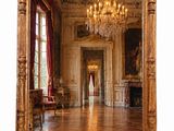 un grand miroir accroché au mur de la pièce