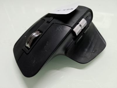 une souris noire avec une étiquette blanche dessus