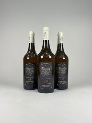 trois bouteilles de vin posées l'une à côté de l'autre sur une table