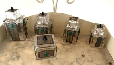 Nécéssaire de toilettes en verres et cabochons, comprenant 5…