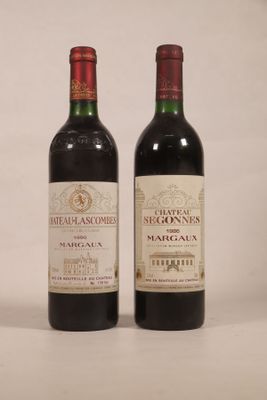 deux bouteilles de vin rouge posées l'une à côté de l'autre sur une table