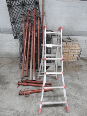 beaucoup de tuyaux et d'échelles dans un garage