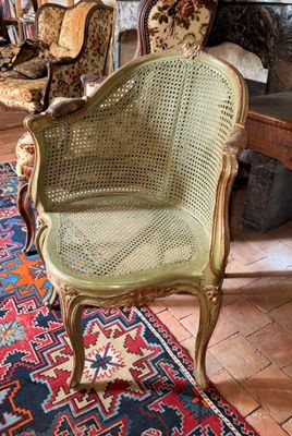 une chaise posée sur un tapis dans une pièce
