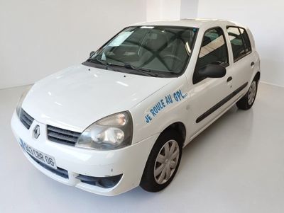 une petite voiture blanche garée dans une pièce