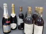 plusieurs bouteilles de vin sont alignées sur une table