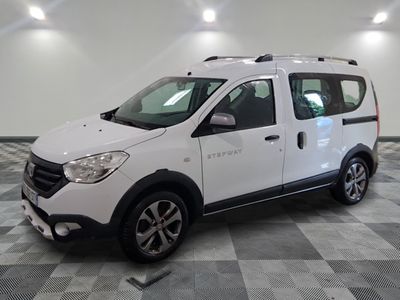 la photo d'une camionnette blanche garée dans une pièce