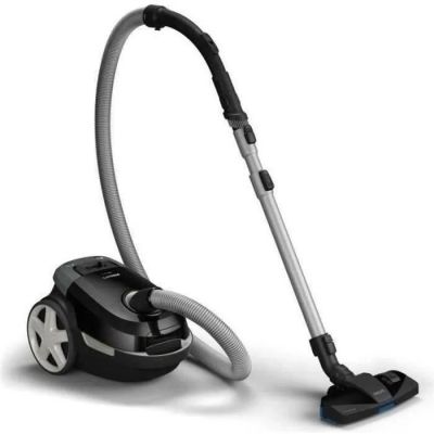 Gros plan sur un aspirateur et un tuyau, sur fond blanc