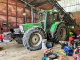 un tracteur vert garé dans un garage