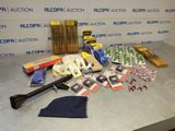 une table sur laquelle se trouvent de nombreux objets