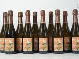 six bouteilles de vin sont alignées sur une table
